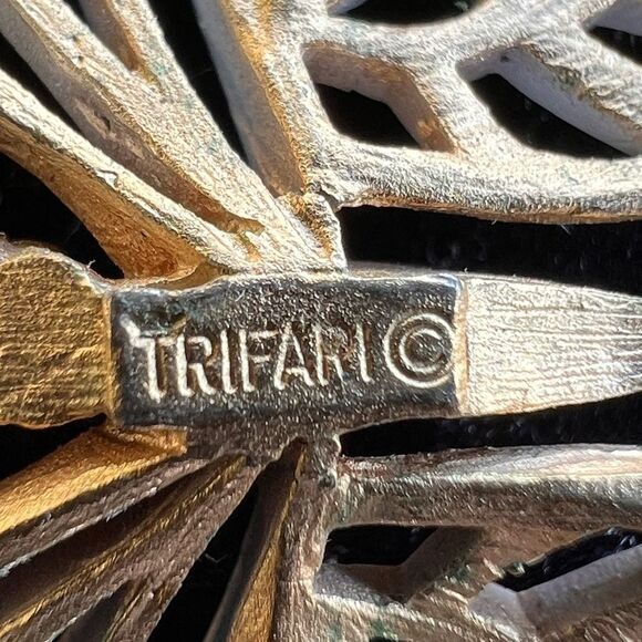 Crown Trifari Vintage Metal Butterfly Brooch With Red Gem White Gold Trim - Picture 4 of 7